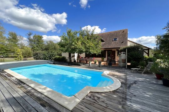 Bouzy-La-Forêt. Villa rénovée avec piscine à vendre avec l’