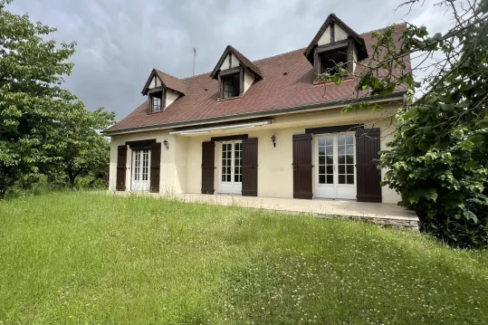 MAISON SPACIEUSE SUR SOUS-SOL COMPLET ET GRAND TERRAIN