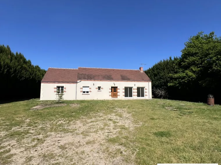 MAISON DE PLAIN PIED AVEC GRAND TERRAIN AU CALME