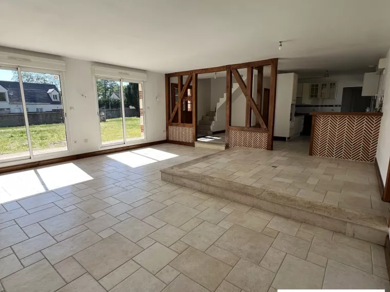 MAISON DE PLAIN PIED AVEC GRAND TERRAIN AU CALME