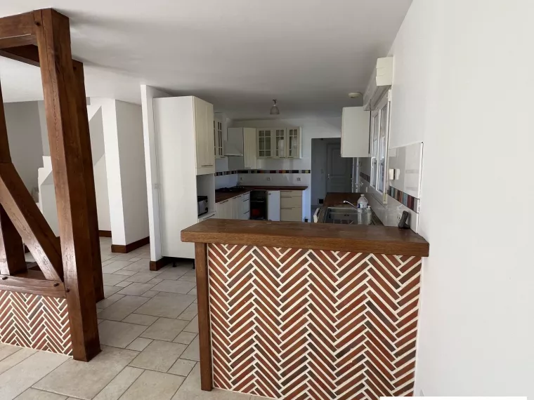 MAISON DE PLAIN PIED AVEC GRAND TERRAIN AU CALME