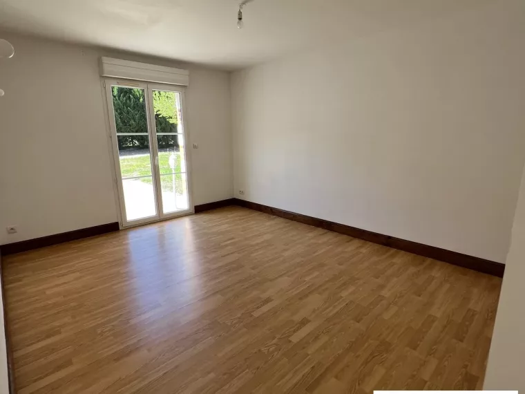 MAISON DE PLAIN PIED AVEC GRAND TERRAIN AU CALME