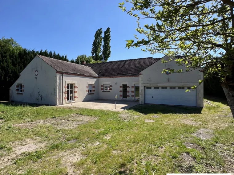 MAISON DE PLAIN PIED AVEC GRAND TERRAIN AU CALME