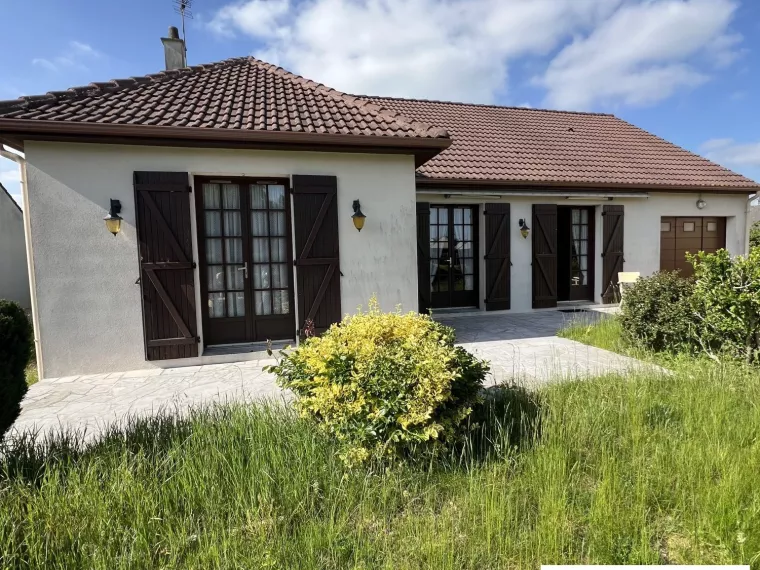 Maison de plain-pieds dans bourgs tous commerces