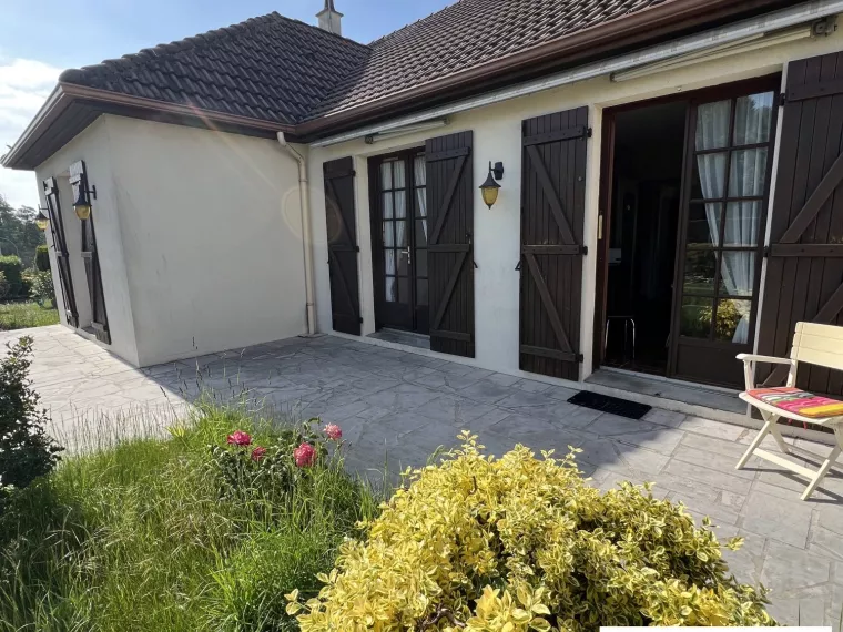 Maison de plain-pieds dans bourgs tous commerces