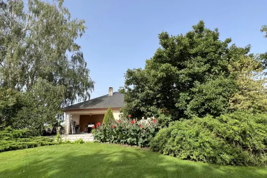 PROFESSIONNELS OU PARTICULIERS. GRANDE MAISON SUR SOUS-SOL SUR U