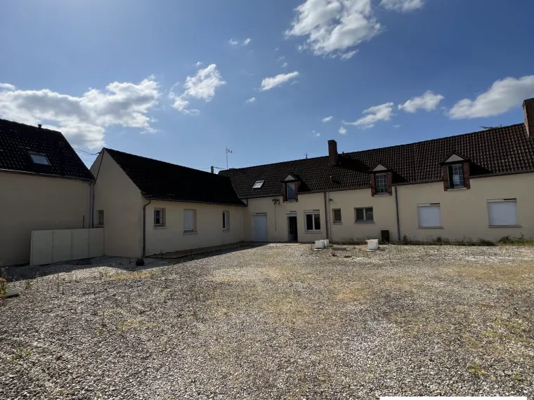 GRANDE MAISON COMPRENANT 4 LOGEMENTS INDEPENDANTS SUR 9522M² A