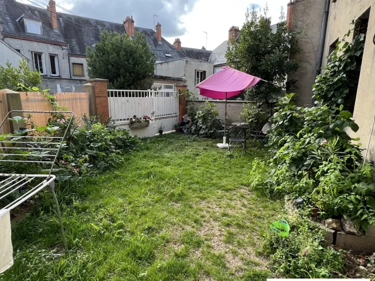 MAISON DE VILLE SUR SOUS-SOL COMPLET AVEC COUR PROCHE DU CHATEAU