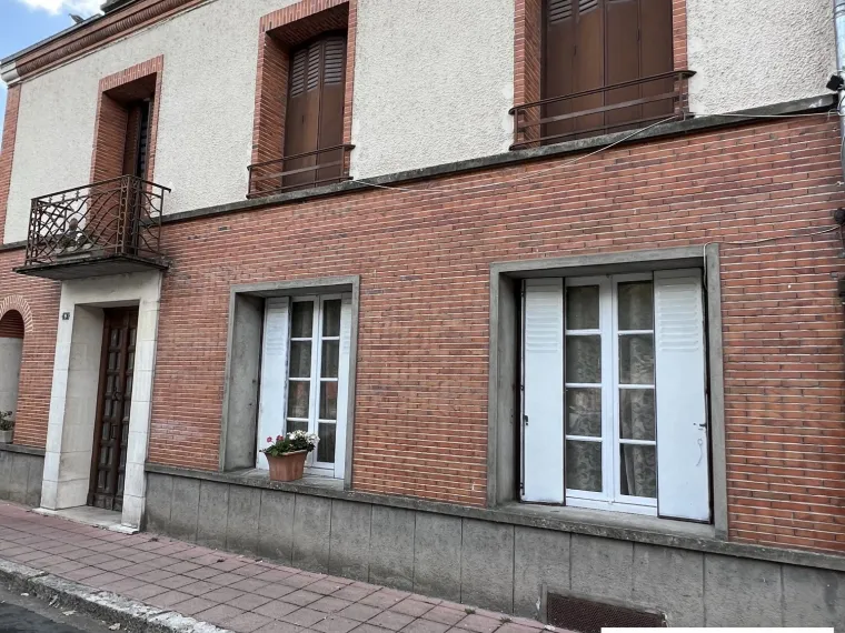MAISON DE VILLE SUR SOUS-SOL COMPLET AVEC COUR PROCHE DU CHATEAU