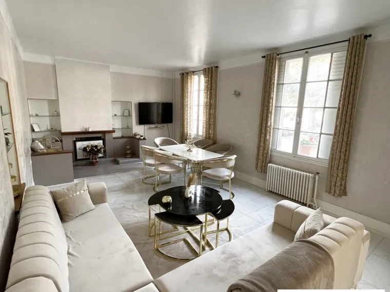 MAISON DE VILLE SUR SOUS-SOL COMPLET AVEC COUR PROCHE DU CHATEAU