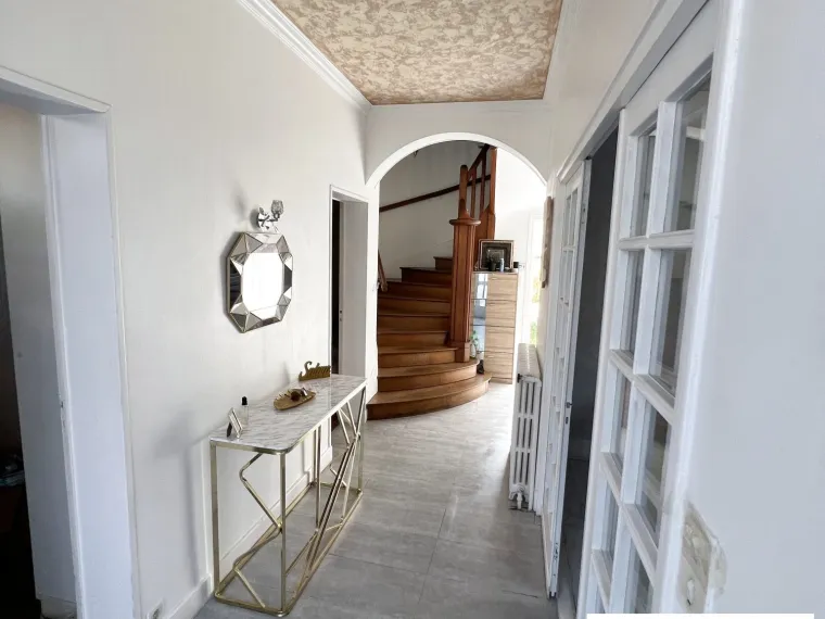 MAISON DE VILLE SUR SOUS-SOL COMPLET AVEC COUR PROCHE DU CHATEAU