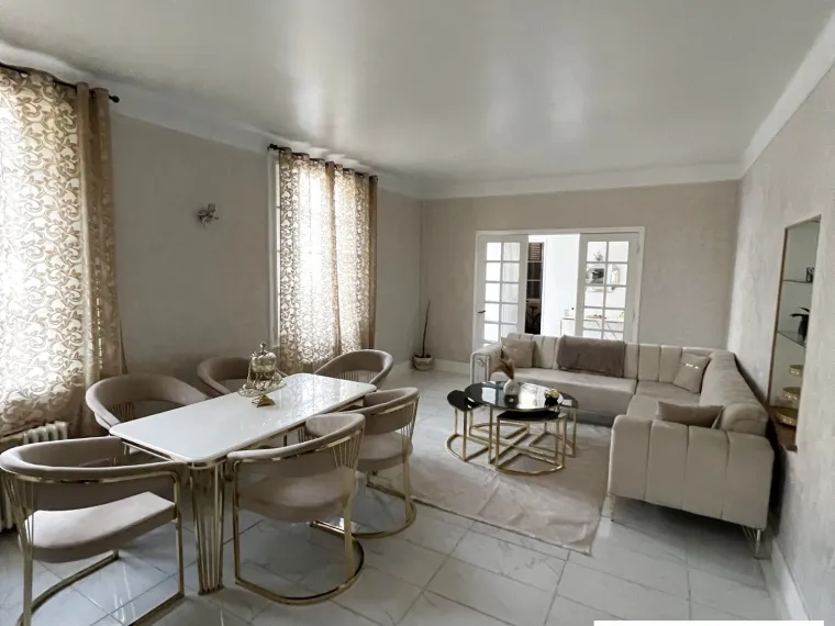 MAISON DE VILLE SUR SOUS-SOL COMPLET AVEC COUR PROCHE DU CHATEAU