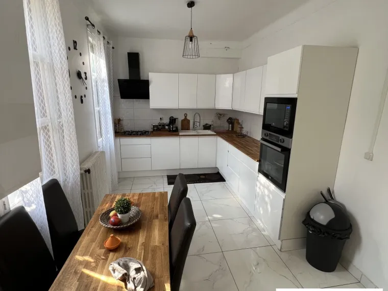 MAISON DE VILLE SUR SOUS-SOL COMPLET AVEC COUR PROCHE DU CHATEAU