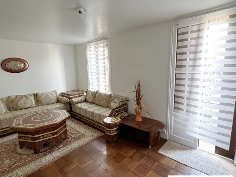 MAISON DE VILLE SUR SOUS-SOL COMPLET AVEC COUR PROCHE DU CHATEAU