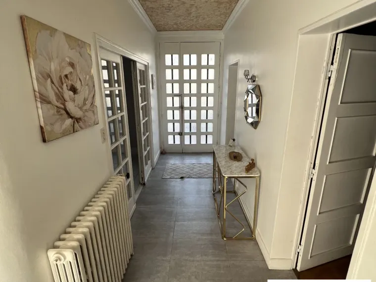 MAISON DE VILLE SUR SOUS-SOL COMPLET AVEC COUR PROCHE DU CHATEAU