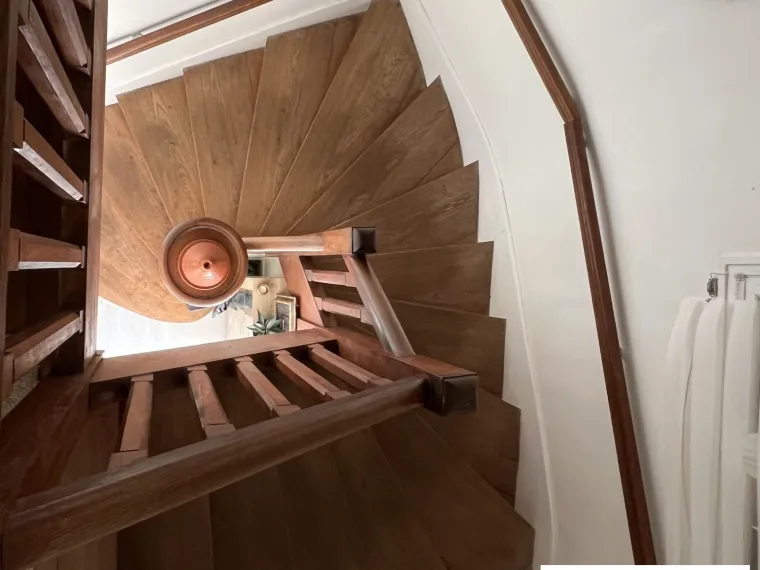 MAISON DE VILLE SUR SOUS-SOL COMPLET AVEC COUR PROCHE DU CHATEAU
