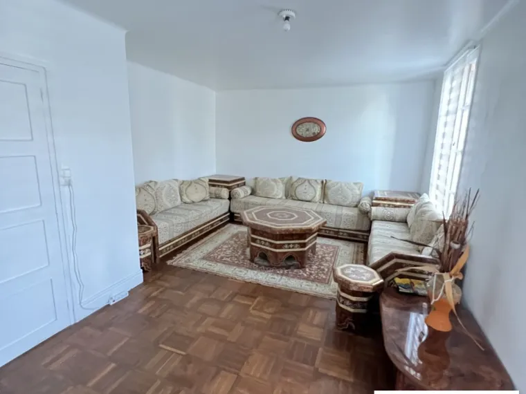 MAISON DE VILLE SUR SOUS-SOL COMPLET AVEC COUR PROCHE DU CHATEAU