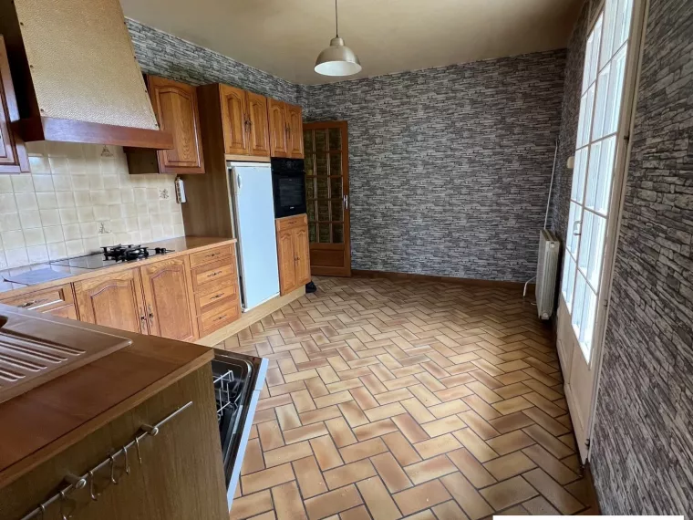 MAISON SPACIEUSE SUR SOUS-SOL COMPLET ET GRAND TERRAIN