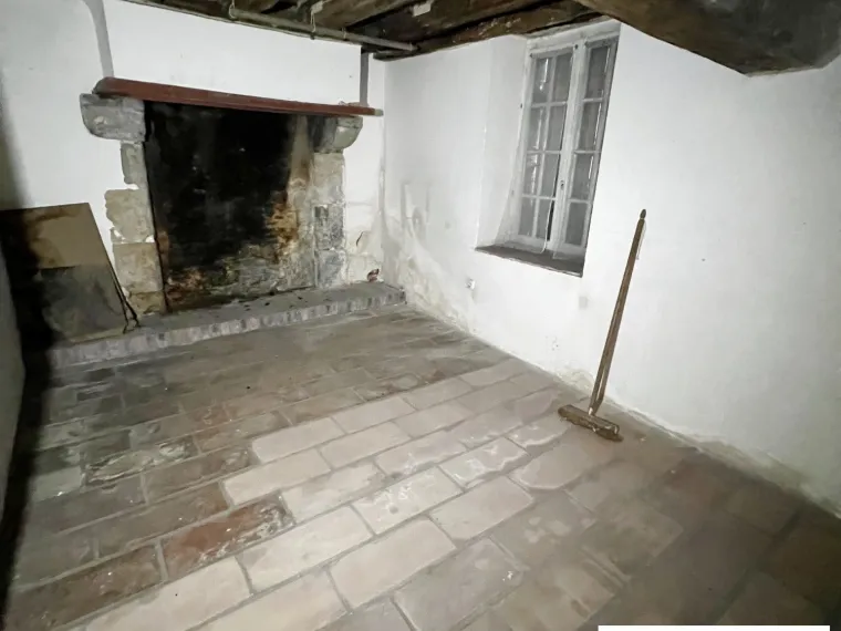 FERME A RENOVER SUR UN GRAND TERRAIN DE 4022M² AU CENTRE DES BO