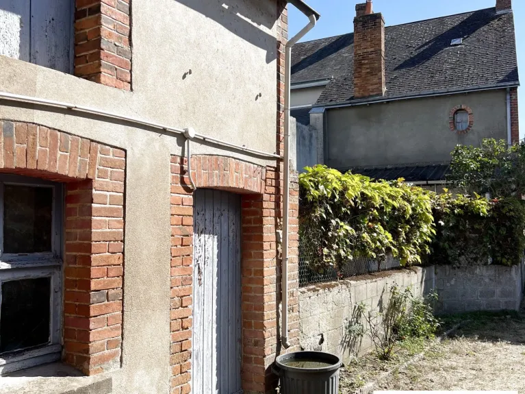 MAISON DE 1850 A RENOVER AU CENTRE DES BORDES — 28