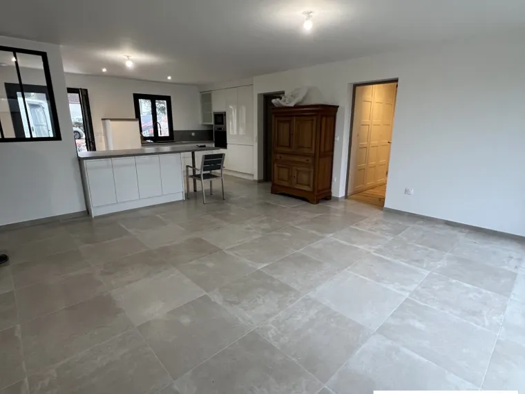 Maison neuve en bois à Ouzouer-sur-Loire : design moderne et é