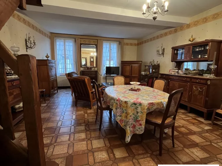 CHARMANTE MAISON DE VILLE IDÉALEMENT SITUÉE