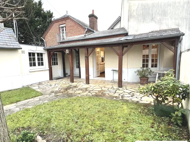 CHARMANTE MAISON DE VILLE IDÉALEMENT SITUÉE