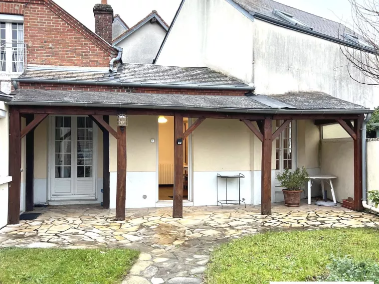 CHARMANTE MAISON DE VILLE IDÉALEMENT SITUÉE