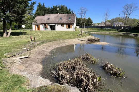 Belle rénovation pour cette maison avec plan d’eau