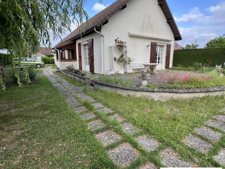 MAISON DE PLAIN PIED AU CALME PROCHE CENTRE DE ST BENOIT SUR LOI