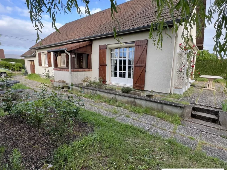 MAISON DE PLAIN PIED AU CALME PROCHE CENTRE DE ST BENOIT SUR LOI