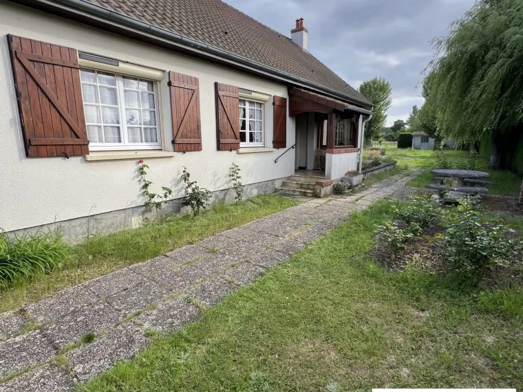 MAISON DE PLAIN PIED AU CALME PROCHE CENTRE DE ST BENOIT SUR LOI