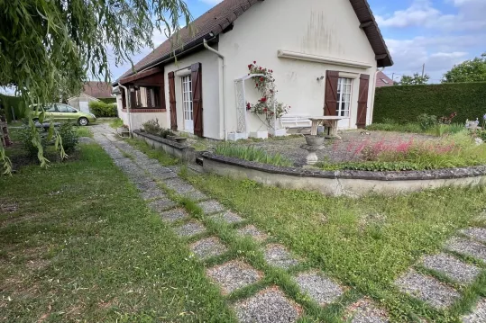 MAISON DE PLAIN PIED AU CALME PROCHE CENTRE DE ST BENOIT SUR LOI