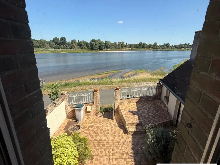 Maison de passeur de Loire vue sur Loire
