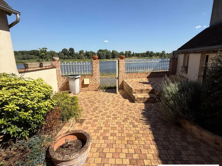 Maison de passeur de Loire vue sur Loire