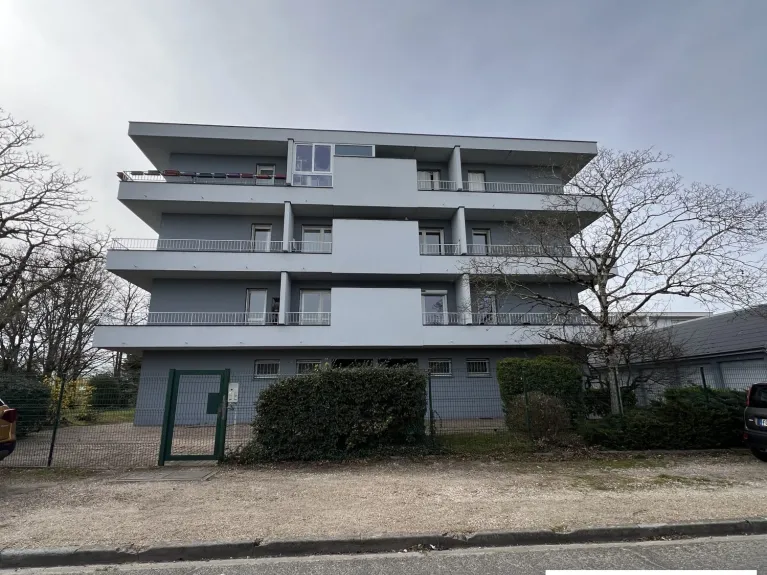 Appartement de Type F3 avec Balcon à Sully-sur-Loire — 4