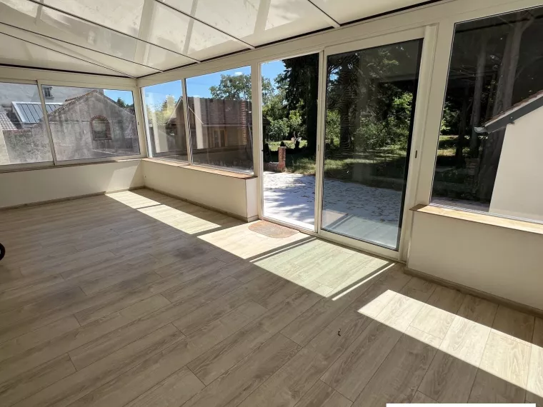 Grande maison de ville avec belles prestations et jardin bords d