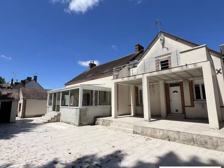 Grande maison de ville avec belles prestations et jardin bords d
