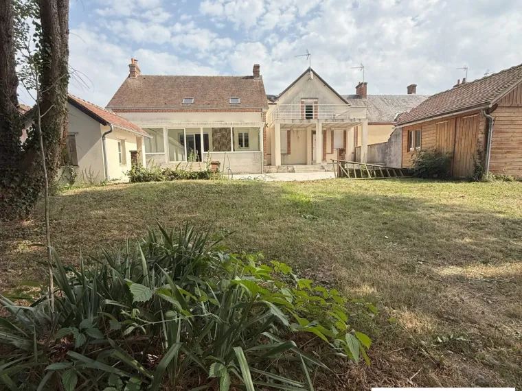 Grande maison de ville avec belles prestations et jardin bords d