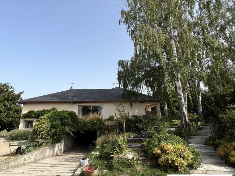 PROFESSIONNELS OU PARTICULIERS. GRANDE MAISON SUR SOUS-SOL SUR U