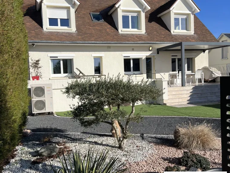 GRANDE MAISON DE VILLE PLEIN CENTRE. TRES PROCHE COMMERCES POUR