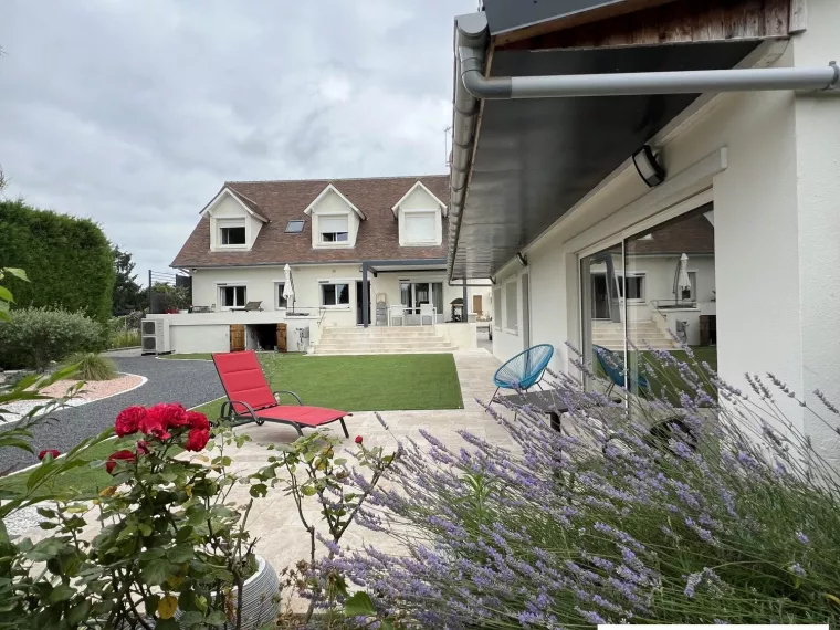 GRANDE MAISON DE VILLE PLEIN CENTRE. TRES PROCHE COMMERCES POUR