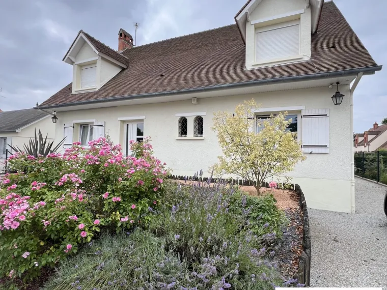 GRANDE MAISON DE VILLE PLEIN CENTRE. TRES PROCHE COMMERCES POUR