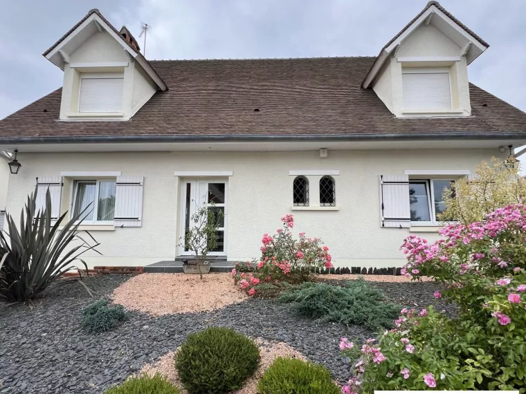 GRANDE MAISON DE VILLE PLEIN CENTRE. TRES PROCHE COMMERCES POUR