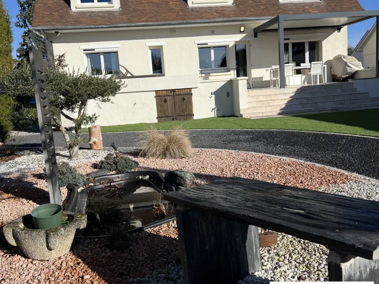 GRANDE MAISON DE VILLE PLEIN CENTRE. TRES PROCHE COMMERCES POUR