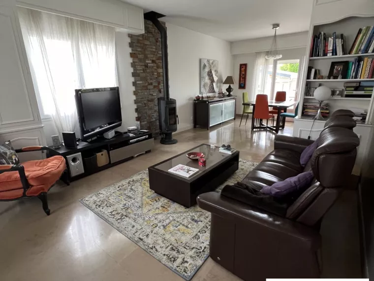 GRANDE MAISON DE VILLE PLEIN CENTRE. TRES PROCHE COMMERCES POUR