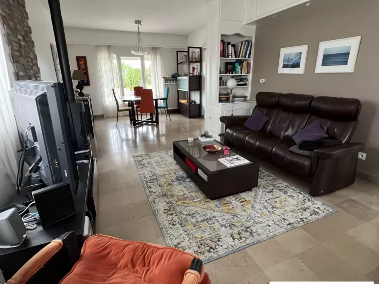 GRANDE MAISON DE VILLE PLEIN CENTRE. TRES PROCHE COMMERCES POUR