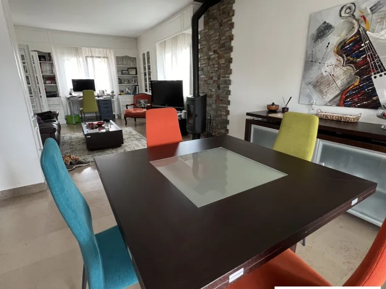 GRANDE MAISON DE VILLE PLEIN CENTRE. TRES PROCHE COMMERCES POUR