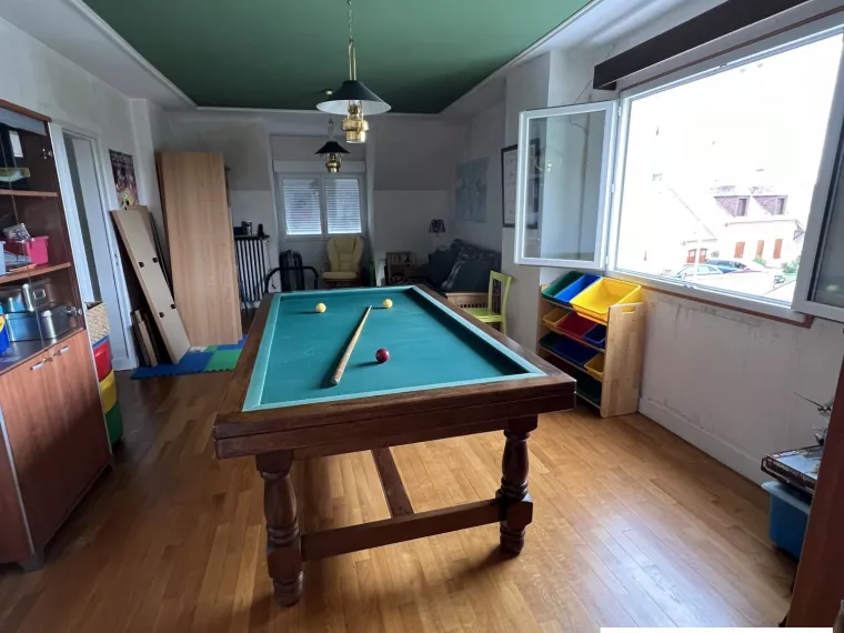 GRANDE MAISON DE VILLE PLEIN CENTRE. TRES PROCHE COMMERCES POUR