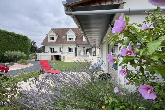 GRANDE MAISON DE VILLE PLEIN CENTRE. TRES PROCHE COMMERCES POUR